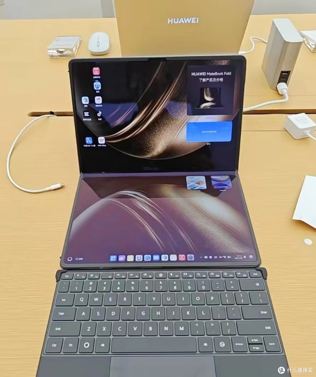 华为 MateBook Fold:23999 元的折叠屏电脑,普通消费者该不该入手?