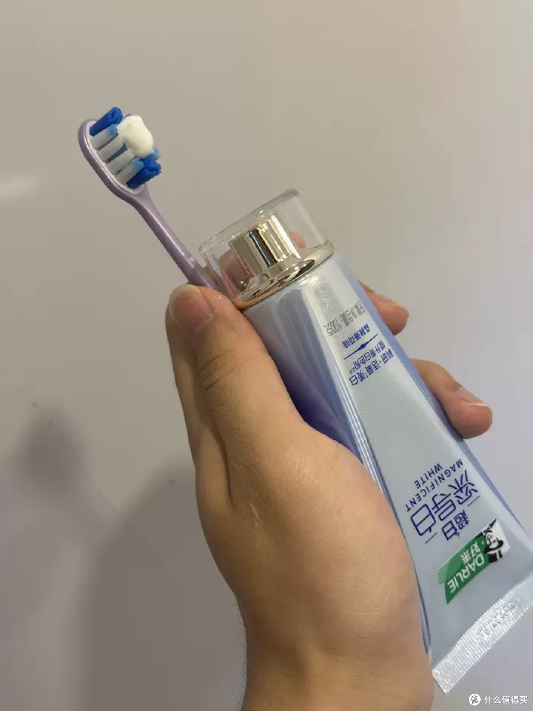 美白牙膏，让笑容自信绽放！