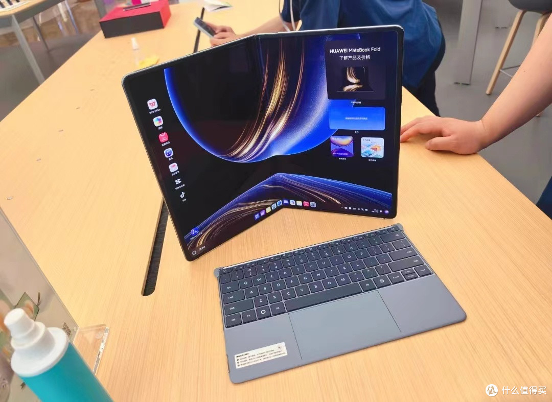 华为 MateBook Fold 折叠屏电脑:价格虽高,亮点十足!