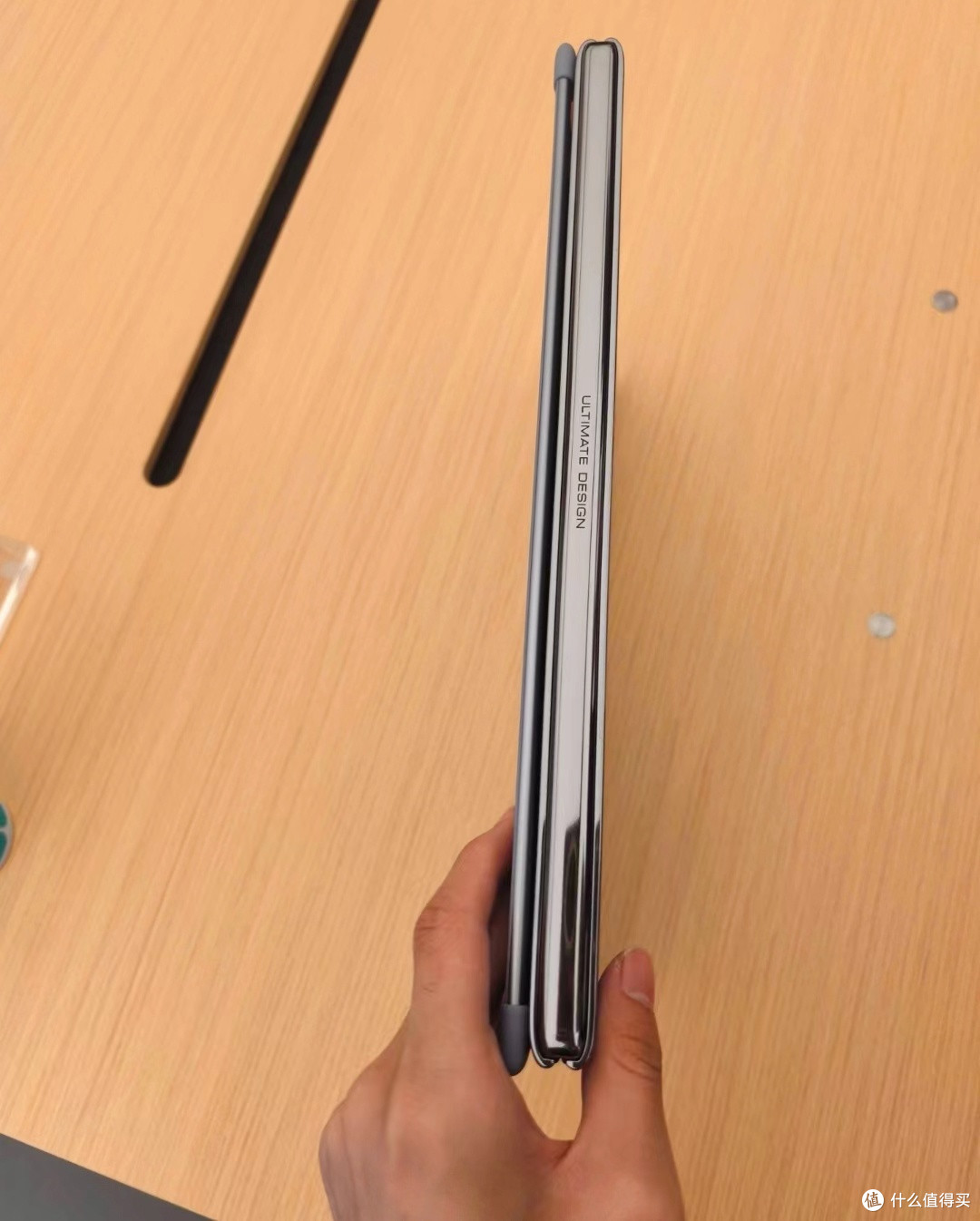 华为 MateBook Fold 折叠屏电脑:价格虽高,亮点十足!