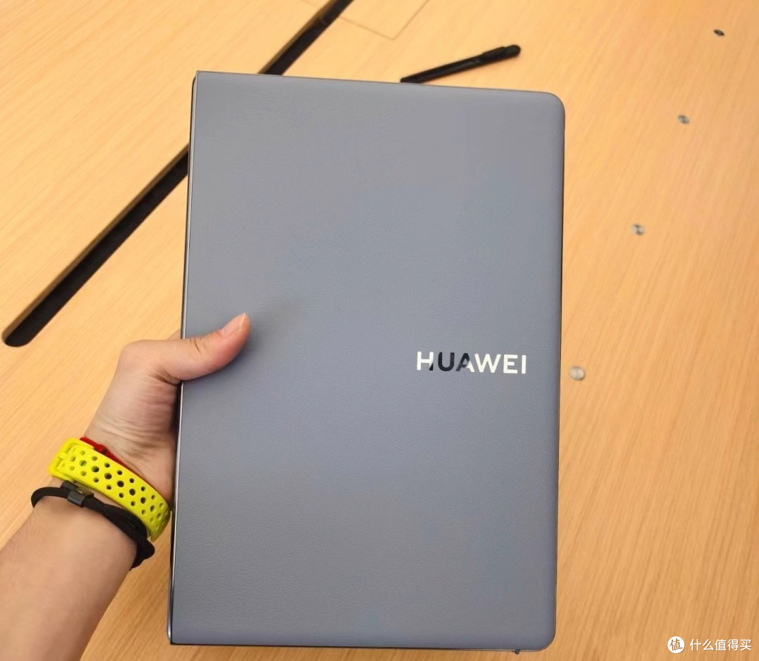 华为 MateBook Fold 折叠屏电脑:价格虽高,亮点十足!