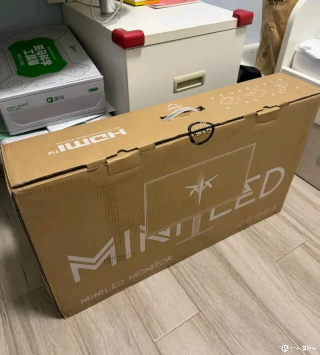 27寸MiniLED显示器才755元,200Hz高刷+2K高分,自带旋屏支架