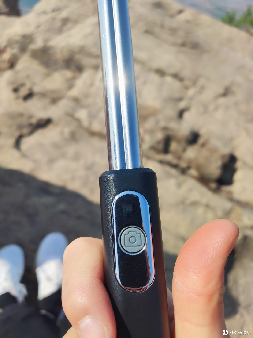 怎么拍都方便的可伸缩手机支架,轻松携带。