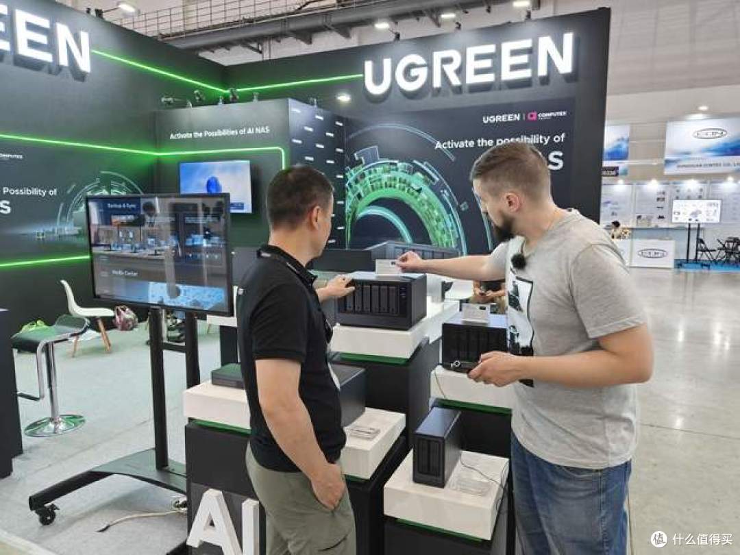 绿联科技 Ai NAS 现身2025台北展,数据存储2.0时代即将来临!
