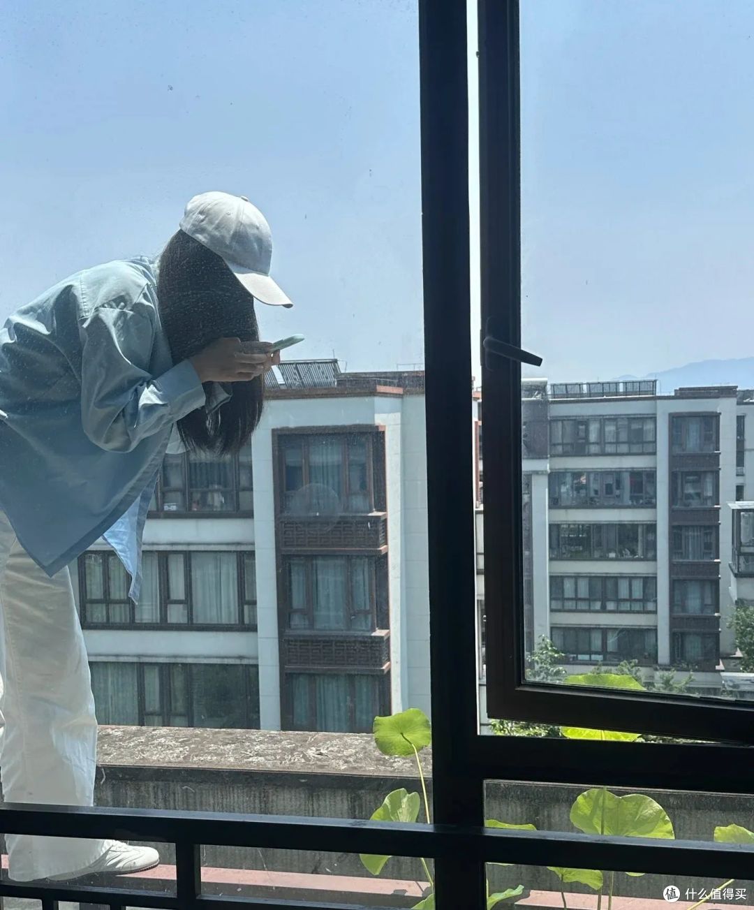 浙江小姐姐，因荷花“不开花”走红，网友：哄哄才会开！