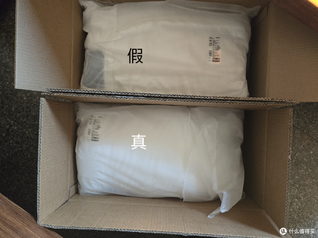 正品的体积偏小很轻便，包装袋为浅白色有一定厚度，透明度不高，包装袋胶条很牢固，要打开包装必须破坏包装袋或者封条；假亚朵基本塞满整个箱子了，包装袋为半透明，很薄，胶条粘性不强，能够做到无损开袋。