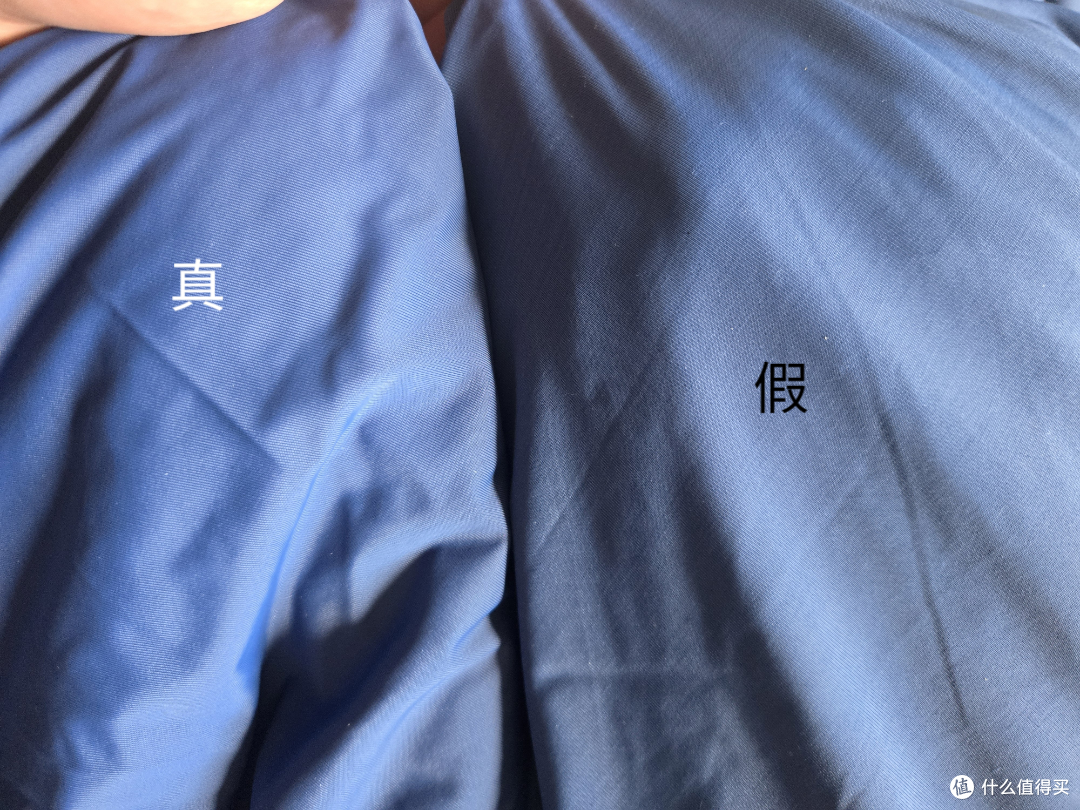 假亚朵颜色较商品页面偏深蓝一点，正品颜色较商品页面颜色正一些，有光亮感。假亚朵纺织程度上还是比较丝滑，但是相比于正品接近光面的纺织无论是触感还是凉感都差了很大一节，如图便能看出纺织工艺的差异。