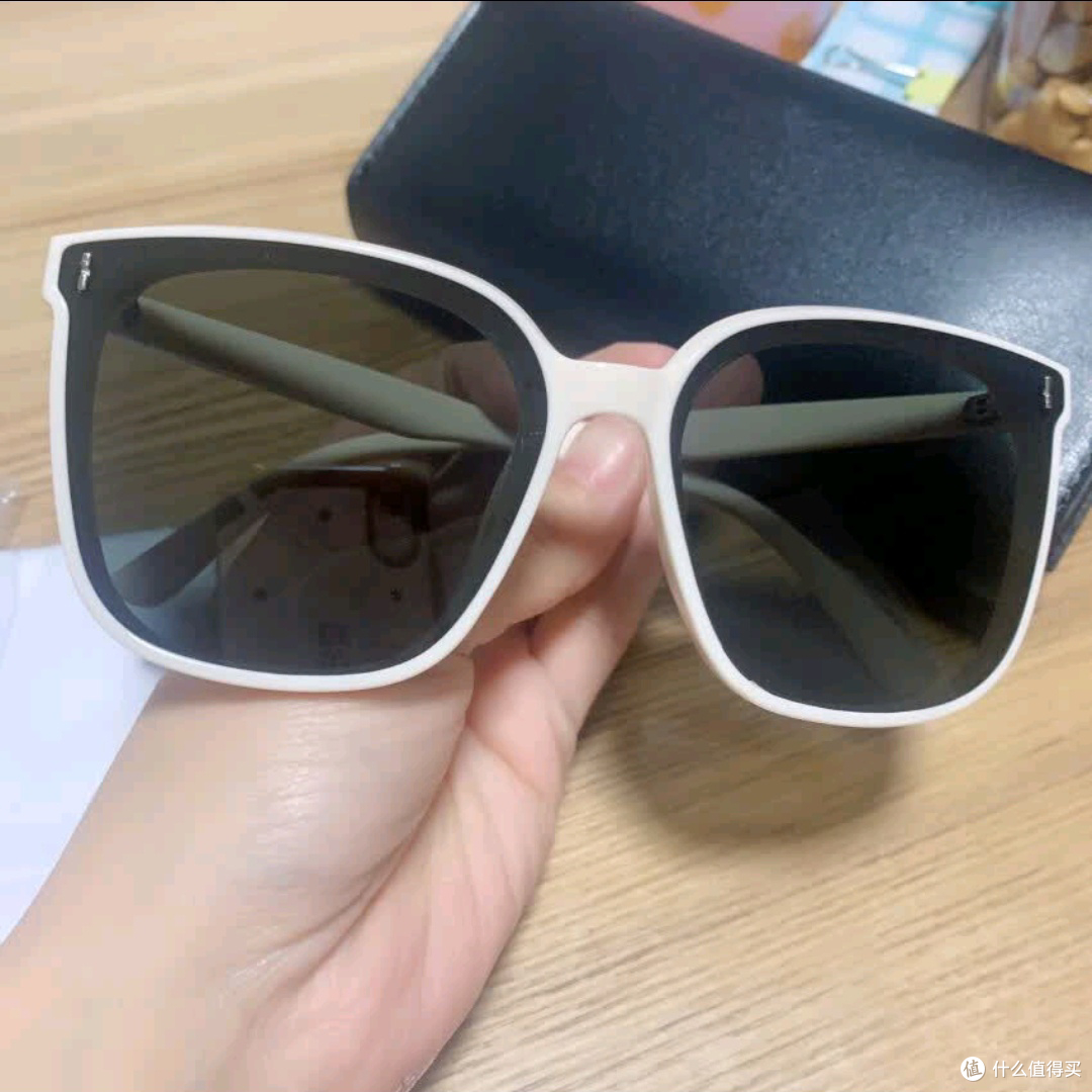 卡珀尼白框墨镜的风格塑造