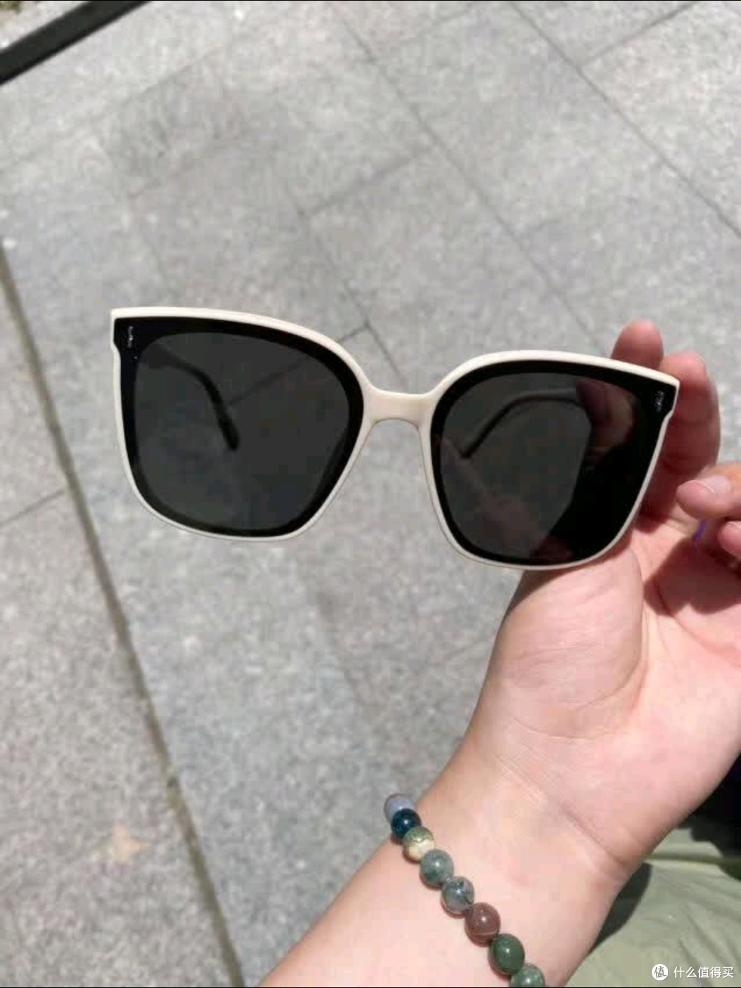 卡珀尼白框墨镜的风格塑造