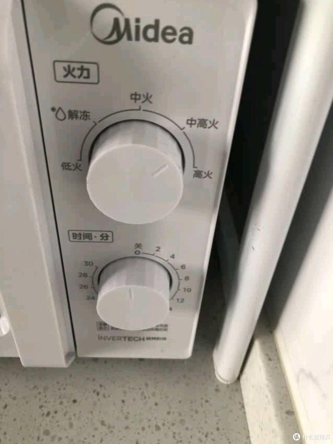 美的M13J变频微波炉:双旋钮精准控温,18L容量智能解冻