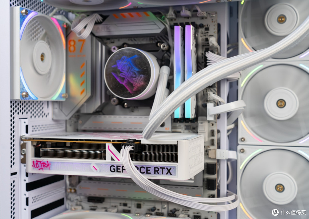 七彩虹 iGame GeForce RTX 5060 Ultra W DUO OC 8GB 评测