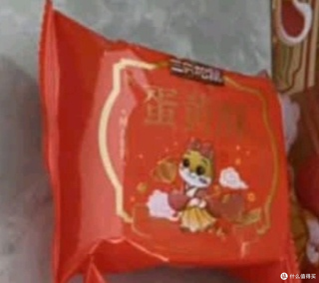 舌尖上的甜蜜邂逅:三只松鼠蛋黄酥的美味传奇
