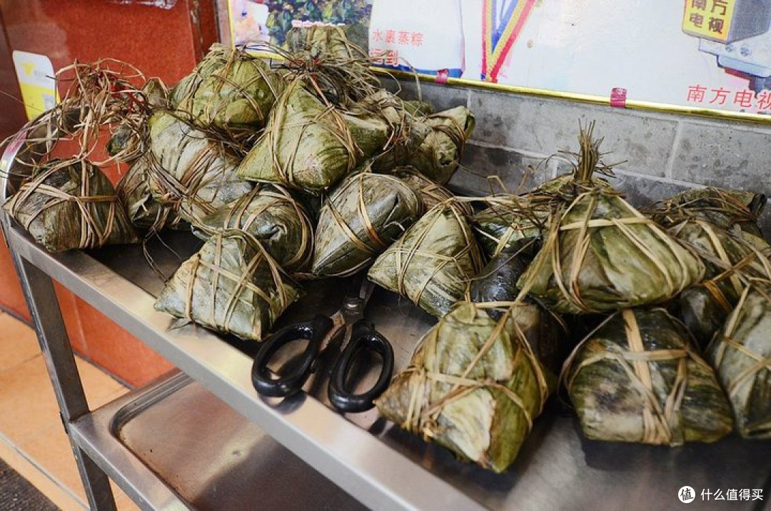 保存粽子,不能直接放冰箱,既容易坏又容易使糯米变硬