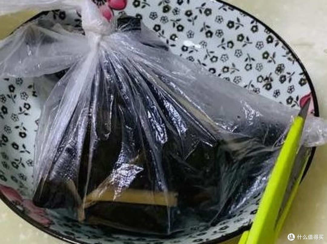 保存粽子,不能直接放冰箱,既容易坏又容易使糯米变硬