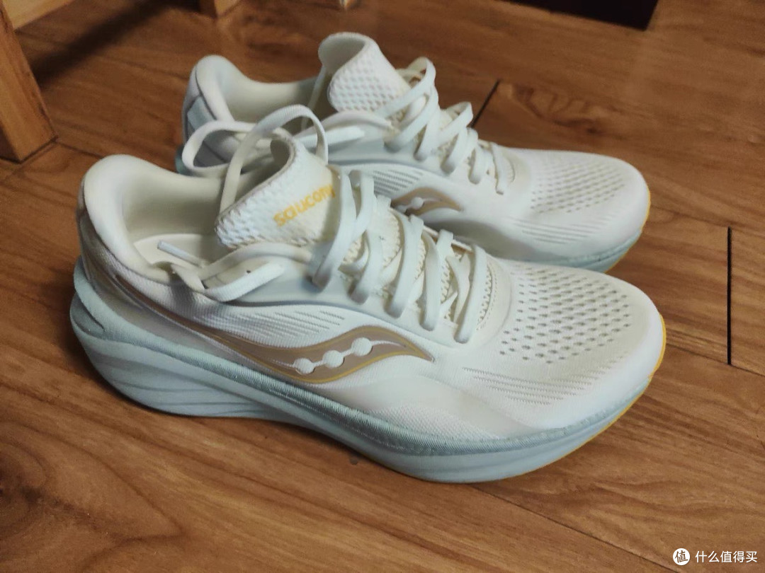Saucony索康尼火鸟4：颜值与性能兼具的慢跑利器