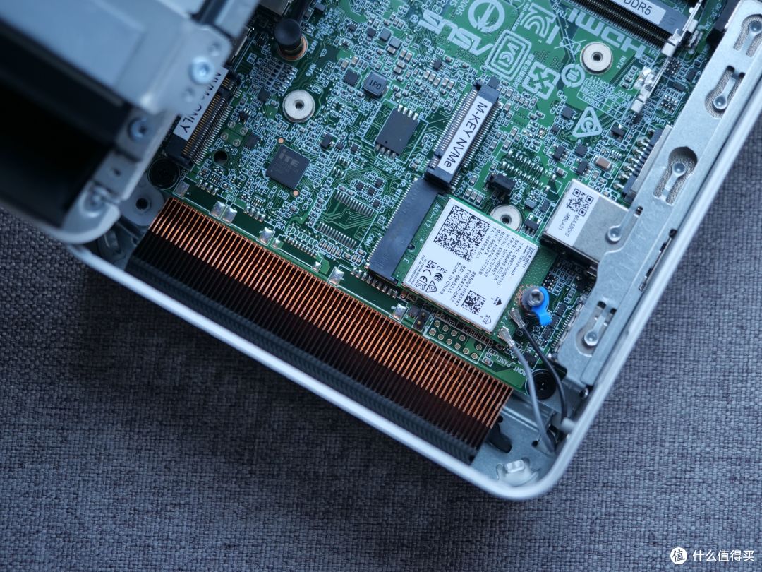 华硕NUC15Pro+小主机试玩-苹果的质感叠加Win的性能