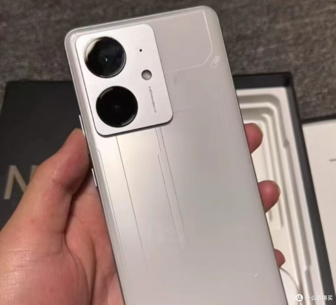 天玑8400-MAX+IP69防水+7000mAh,跌至1207元,别低估性价比机皇