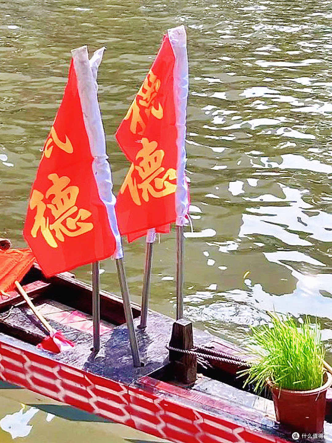 广州太会宠游客了吧!富豪房东扒龙舟给你看!