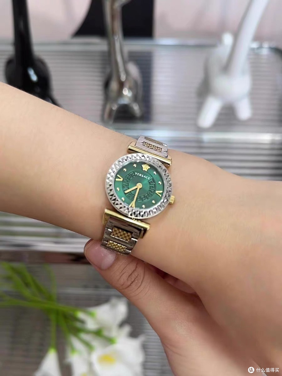 范思哲VEAA01320女表以品牌经典元素为核心