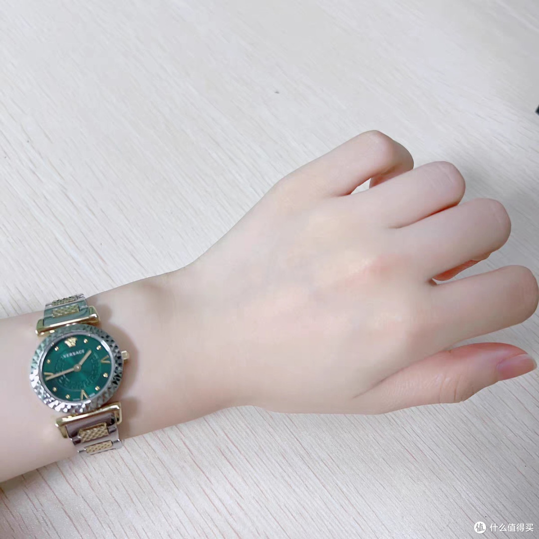 范思哲女表VEAA01320是一款专为追求时尚与奢华的都市女性打造
