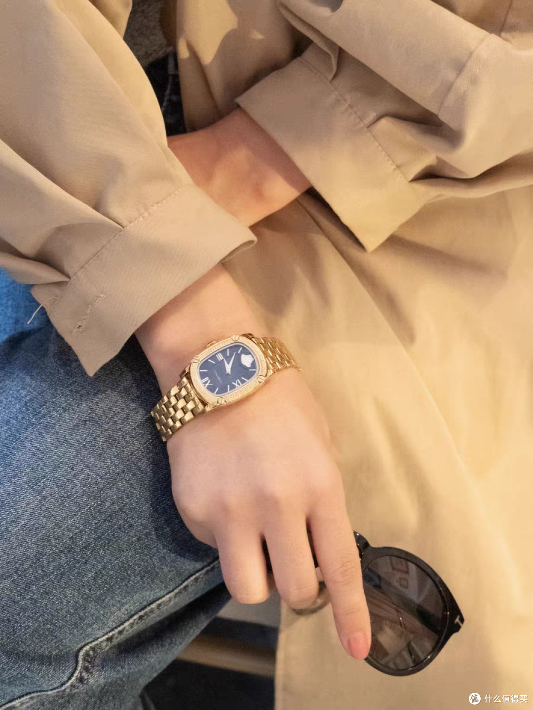 范思哲女表VE1B00818是一款专为追求时尚与品味的女性设计