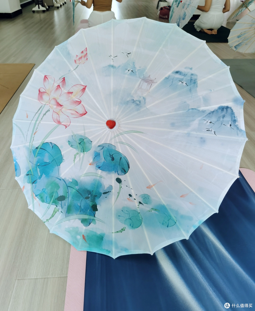 端午节瑜伽馆的油纸伞瑜伽很应景