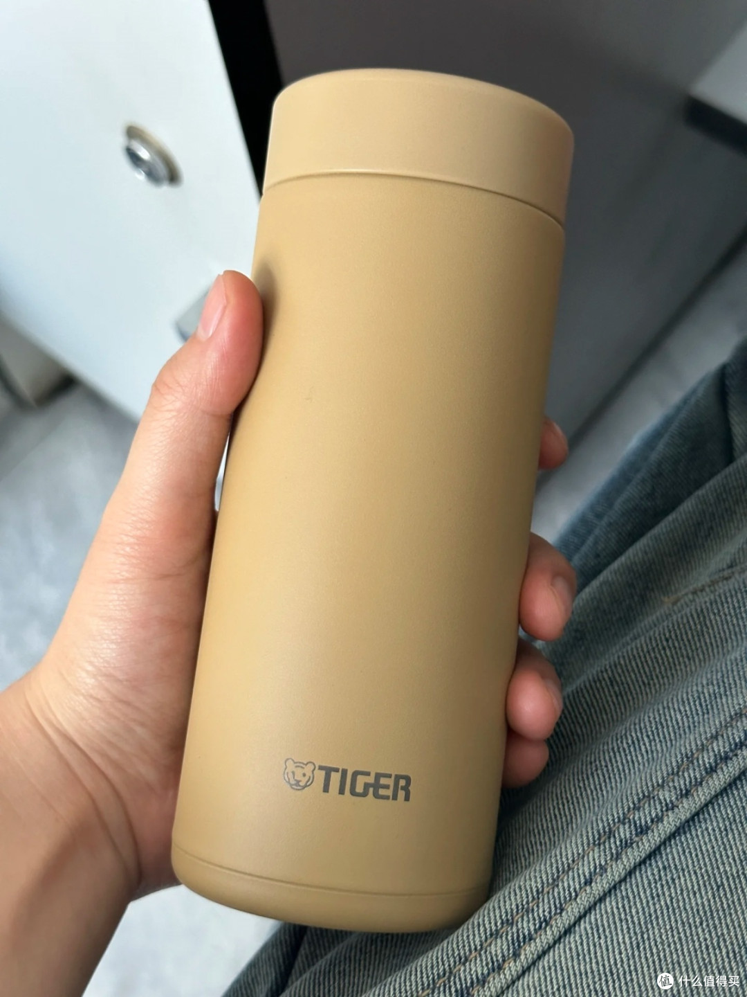 虎牌米黄色保温杯,轻便又保温