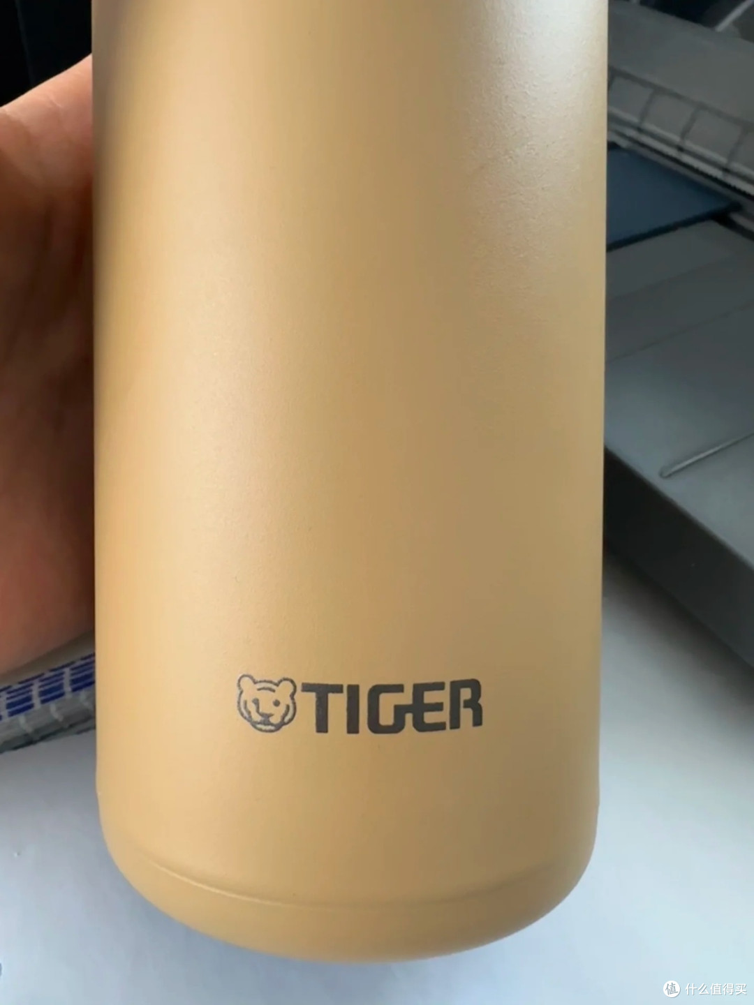 虎牌米黄色保温杯,轻便又保温