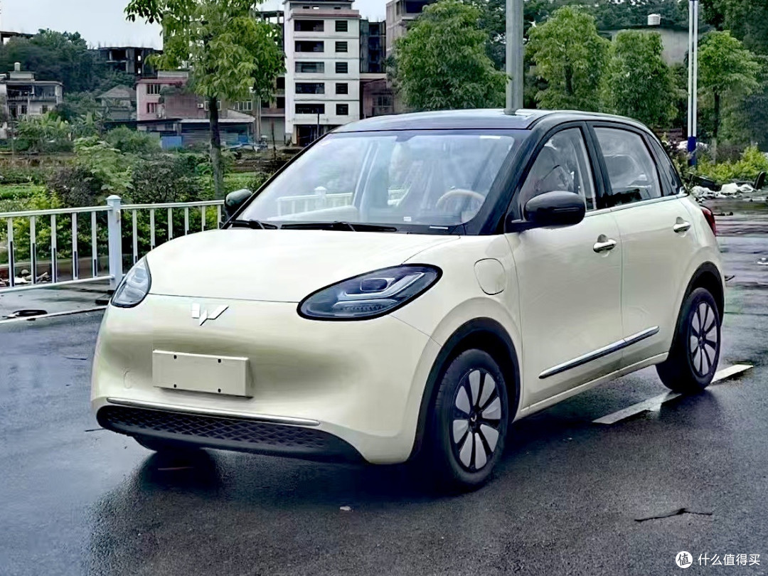 满大街的奶咖色五菱缤果，换装液态金属银