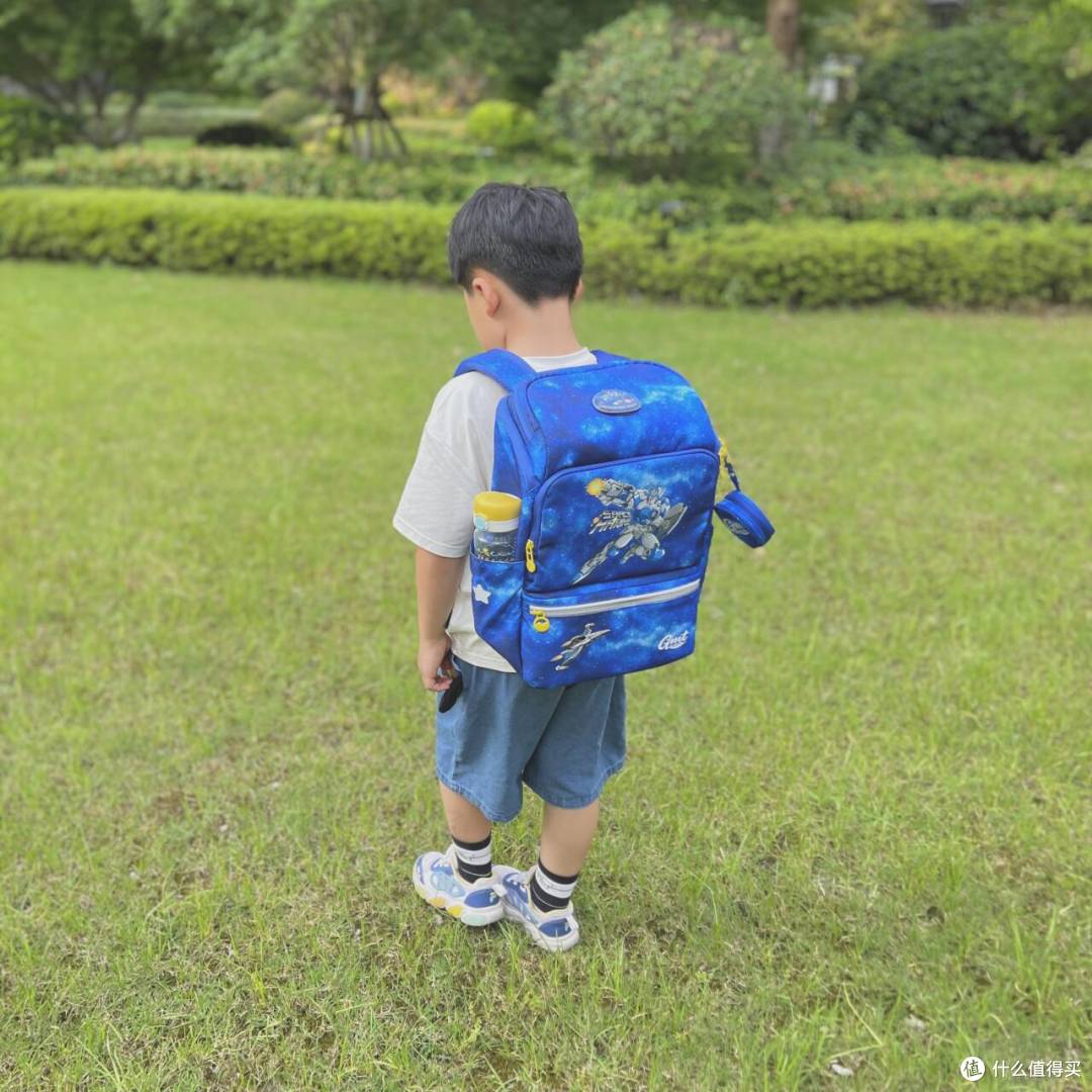书包选错伤脊柱?护脊又轻盈的GMT书包,终结准小学生家长焦虑