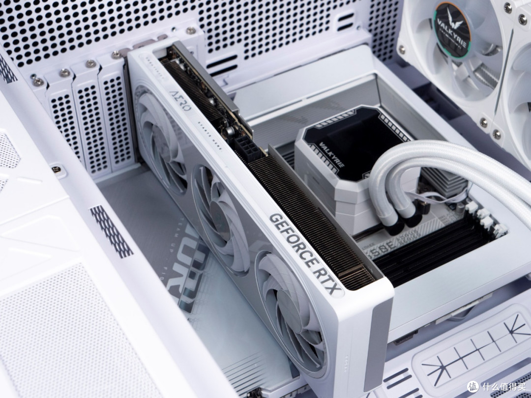 白衣胜雪、小巧玲珑:技嘉RTX 5060 TI 16GB雪鹰显卡评测