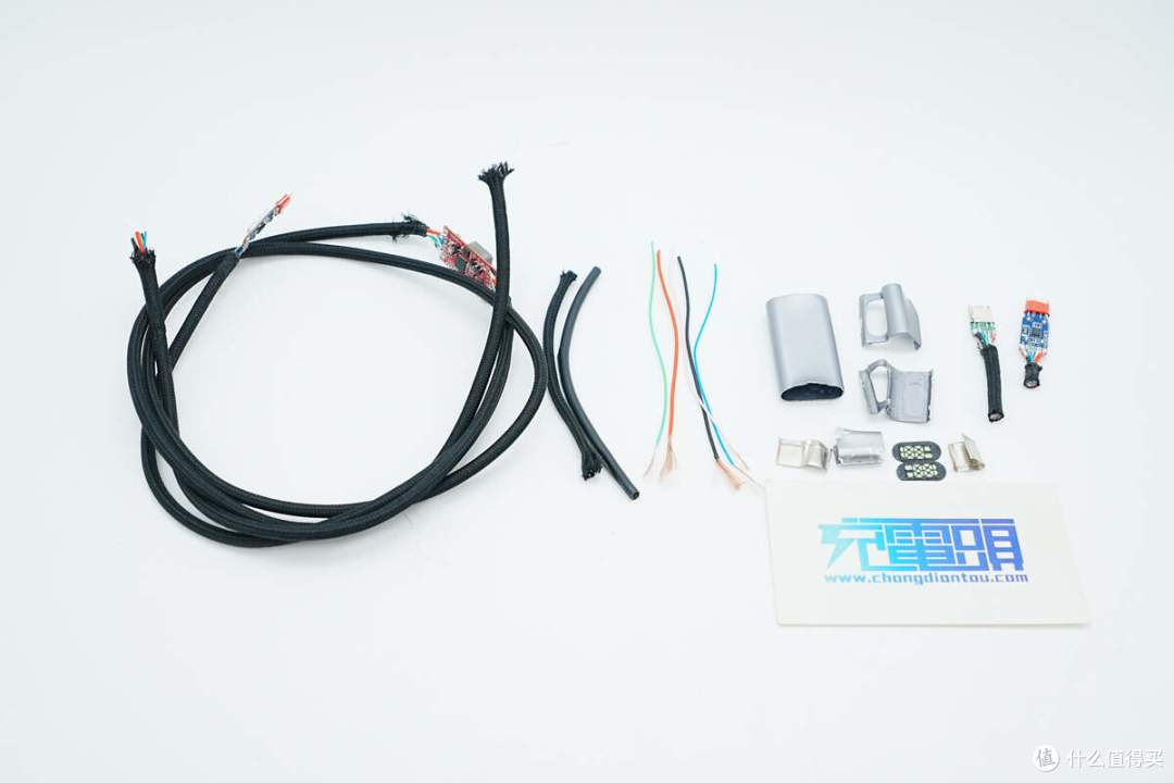 支持65W+30W同时快充,古石100W一拖二数显快充数据线拆解