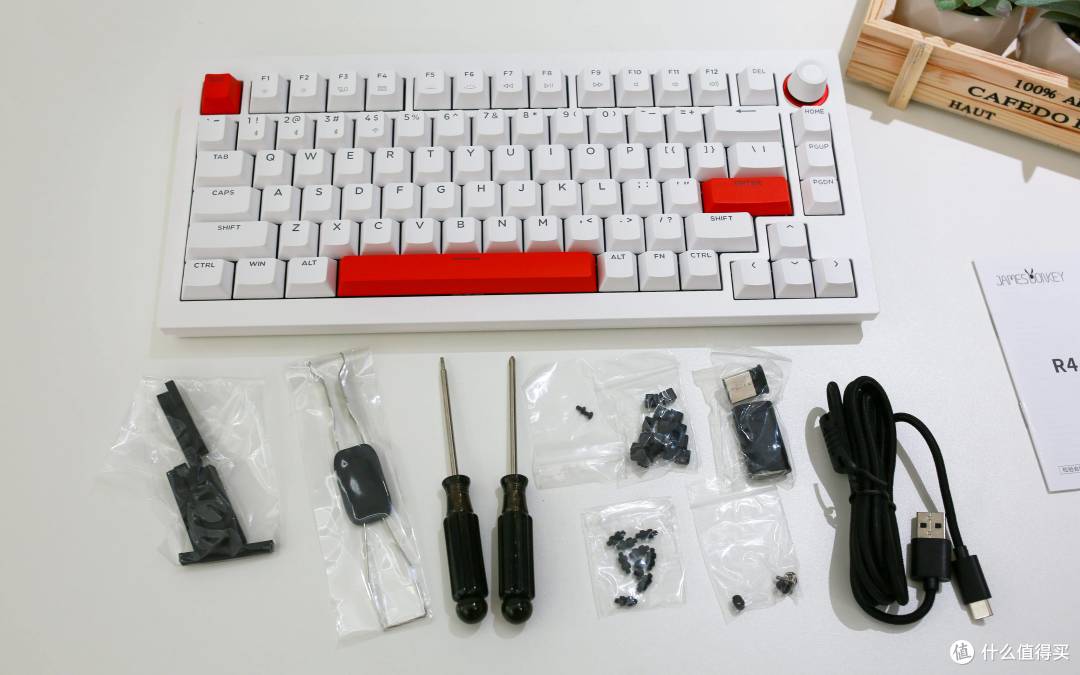 精打细算618!打工人4件套:监听音箱磁轴键盘护脊书包拍照手机