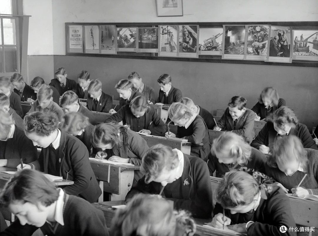 Interior of a classroom, students bent at study, Yallourn, 1947.©️Museums Victoria