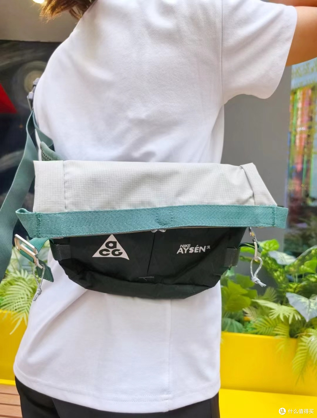 Nike ACG腰包:复古绿拼白设计,单肩斜挎都可以