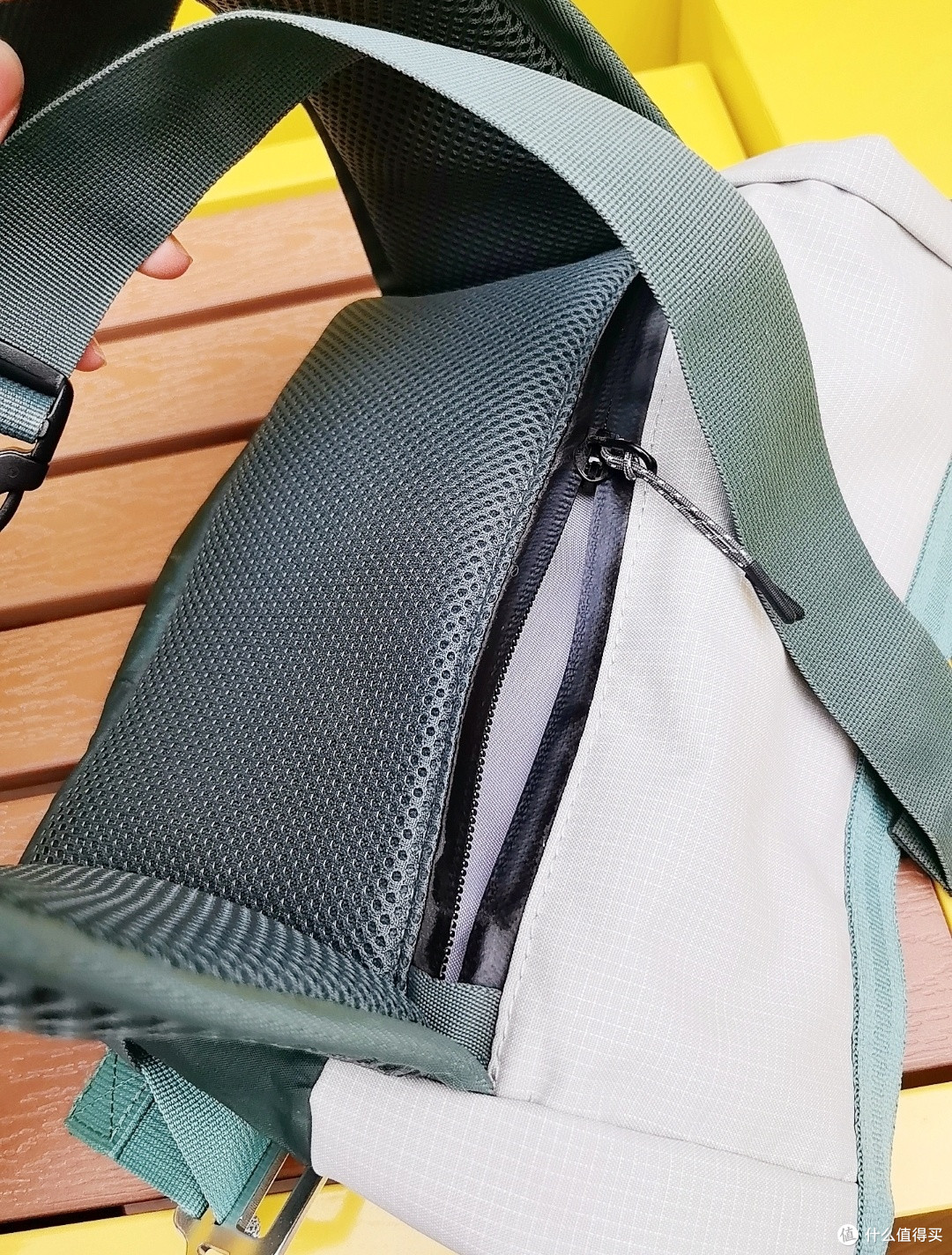 Nike ACG腰包:复古绿拼白设计,单肩斜挎都可以