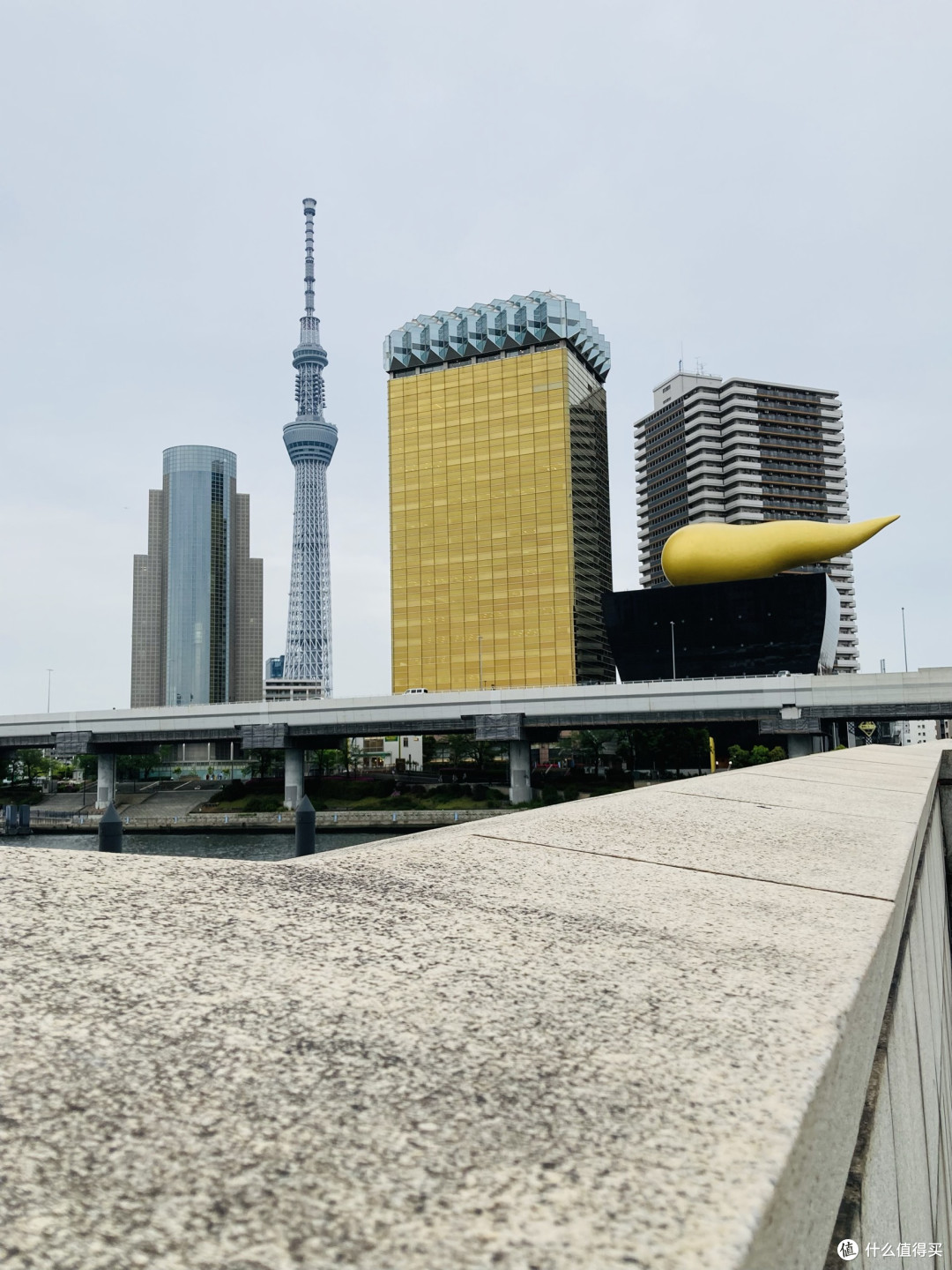 打卡地标建筑朝日啤酒“金粑粑”大厦，只有我觉得像榴莲么？
