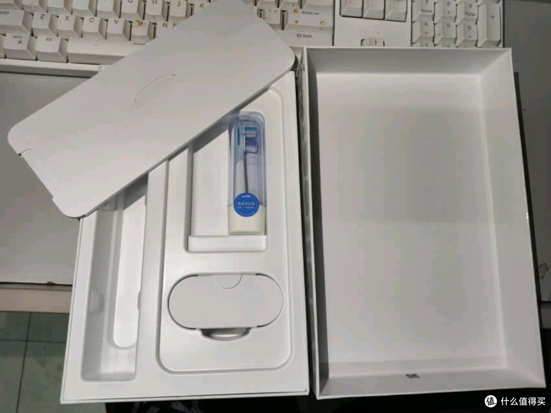 usmile笑容加大摆幅智能电动牙刷冰河白:爱的礼物,洁齿的守护者
