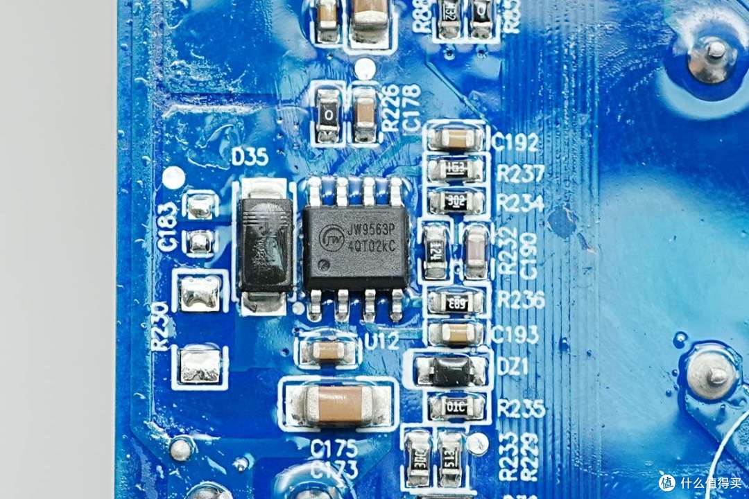 循环寿命超4000次,电小二户外电源2000 Pro 2拆解