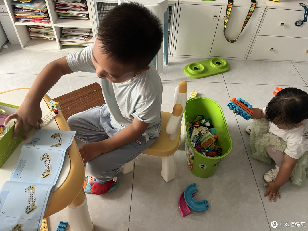 哥哥在拼乐高40682，妹妹在玩布鲁可多多乐园
