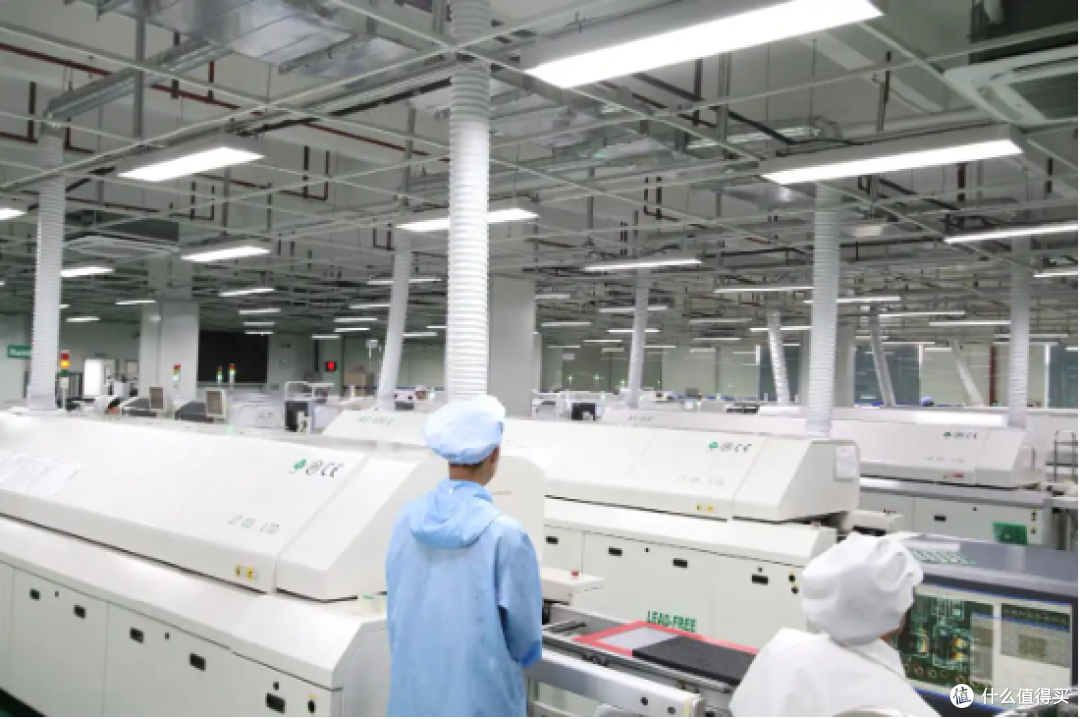 图文/LED显示大屏自动化生产车间，24小时灯火通明