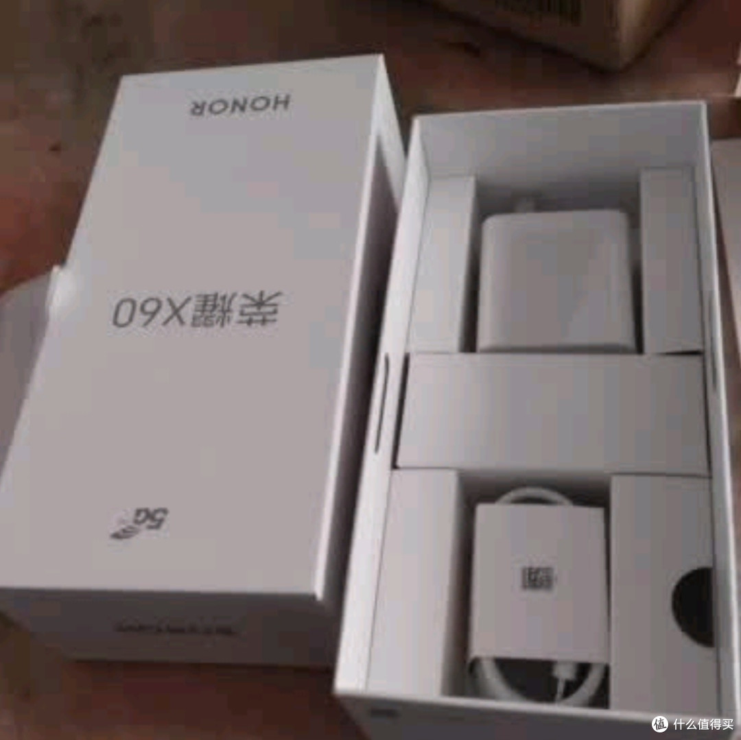 荣耀X60:十面抗摔防水耐磨,5G AI影像新标杆