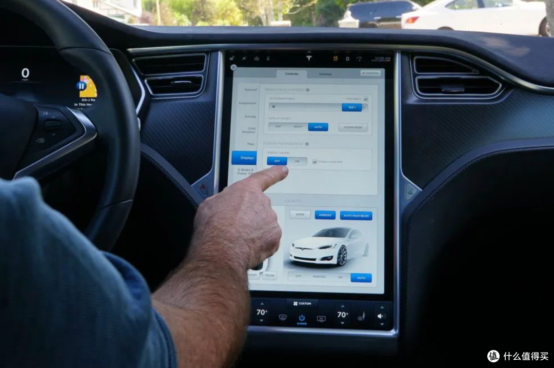 数据驱动的智驾十年 特斯拉、Momenta合流闯进Robotaxi卫冕之战
