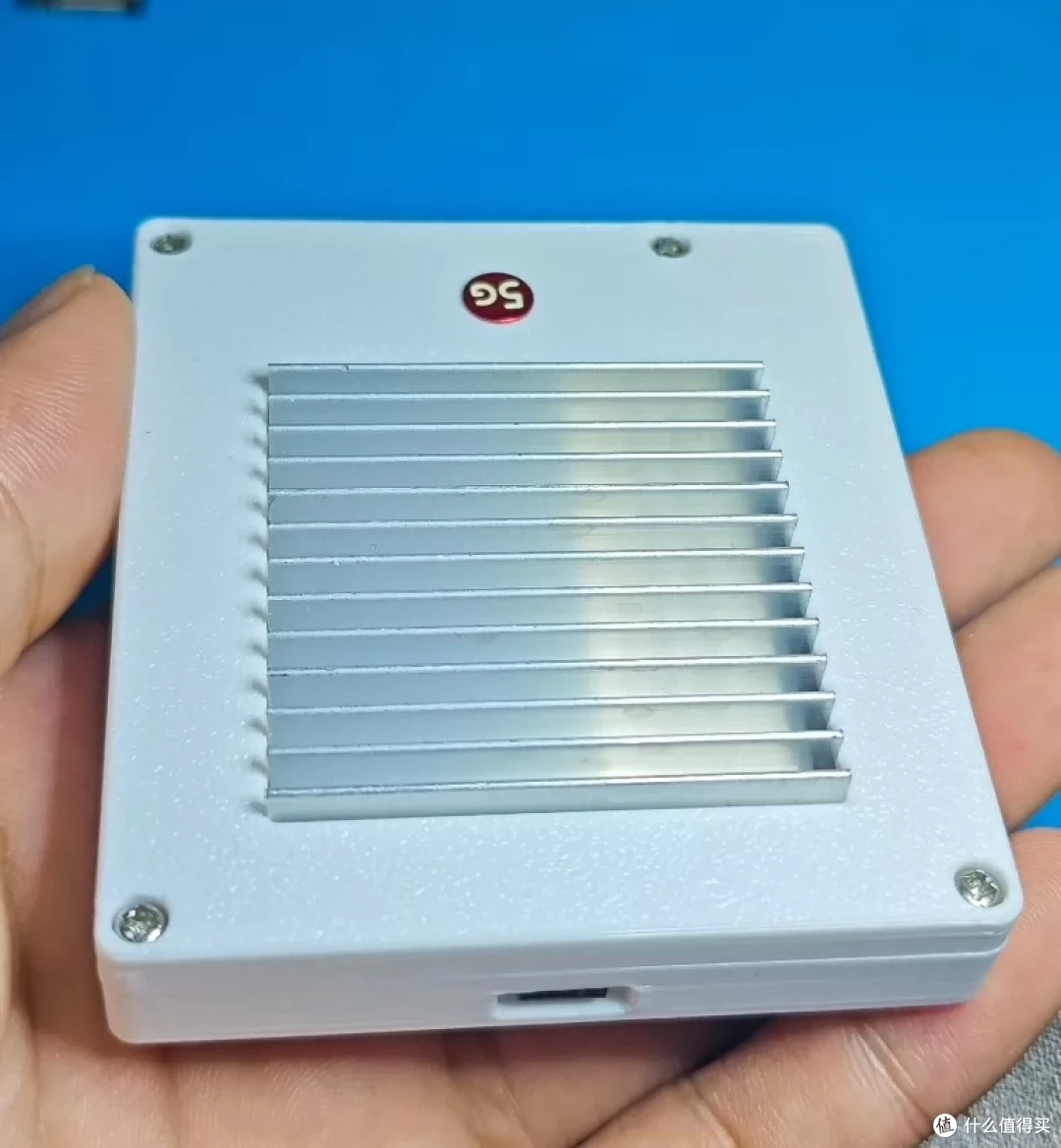 “魔改5G手机壳”，只要80元：带风扇散热、3D打印黑色机身