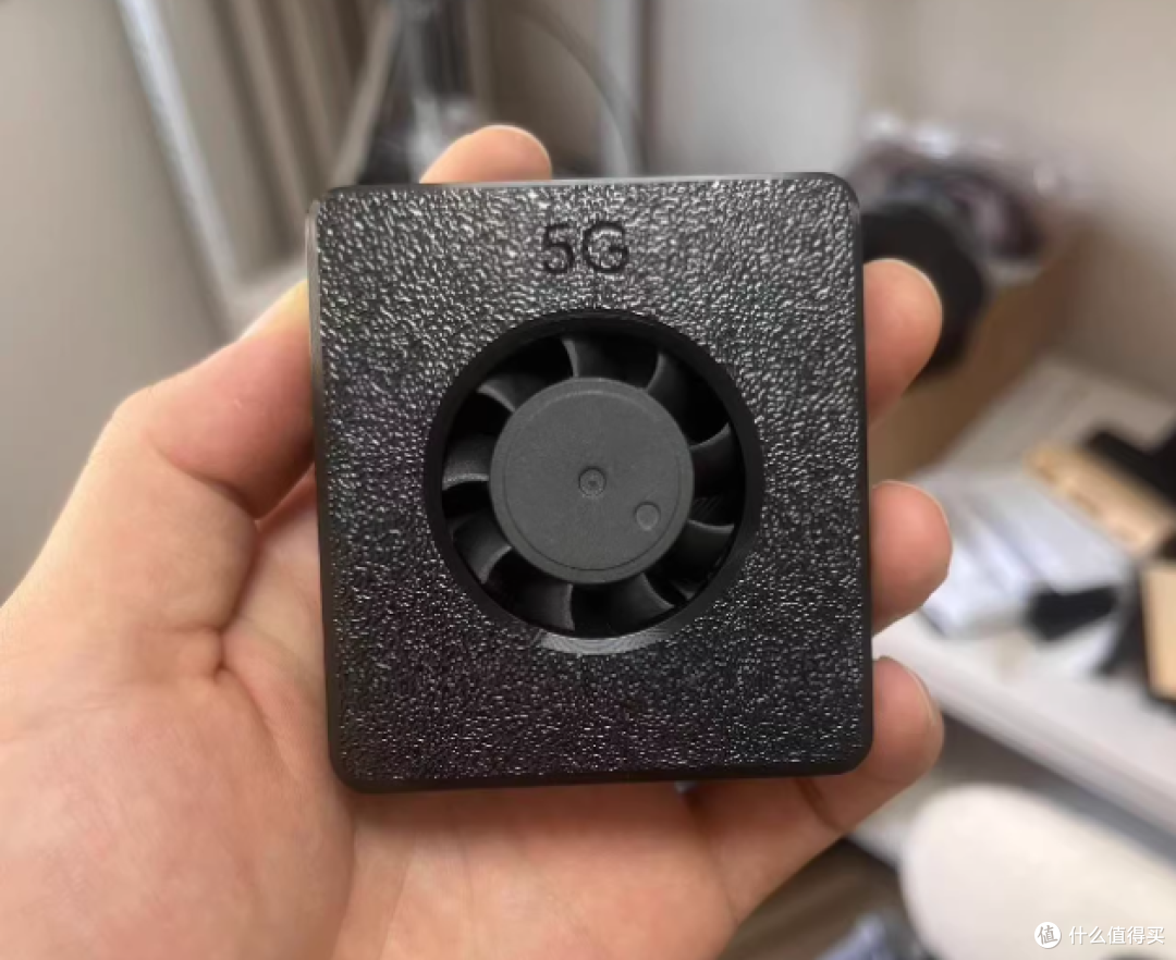 “魔改5G手机壳”，只要80元：带风扇散热、3D打印黑色机身