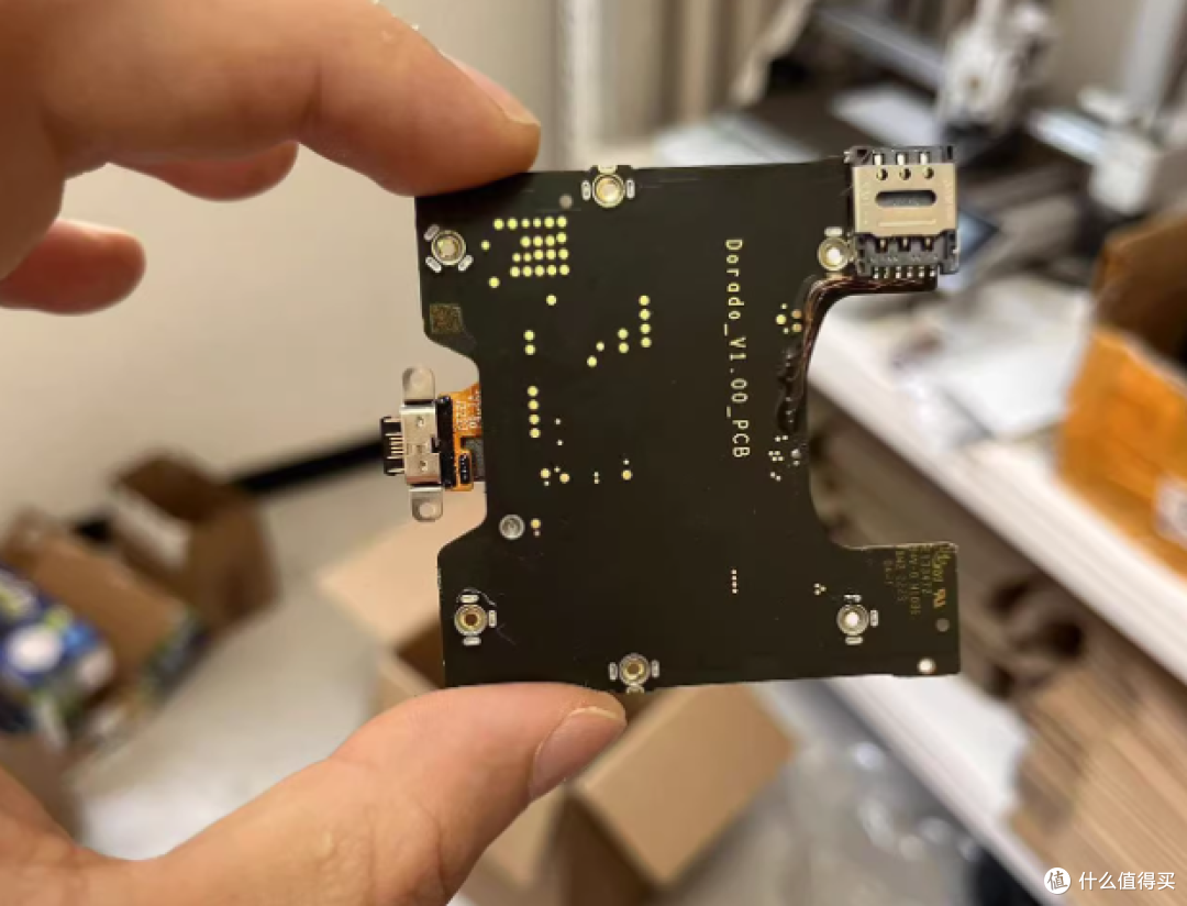 “魔改5G手机壳”，只要80元：带风扇散热、3D打印黑色机身