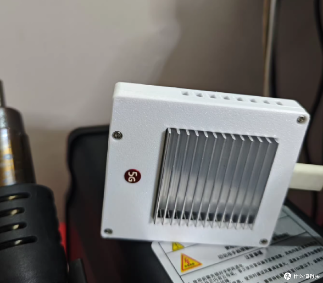 “魔改5G手机壳”，只要80元：带风扇散热、3D打印黑色机身