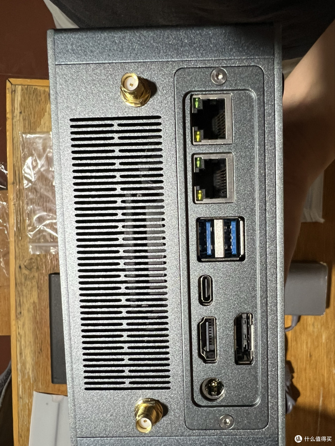 这款主机接口比较丰富，具备 USB4和 OCUlink 接口，可玩性大大提高