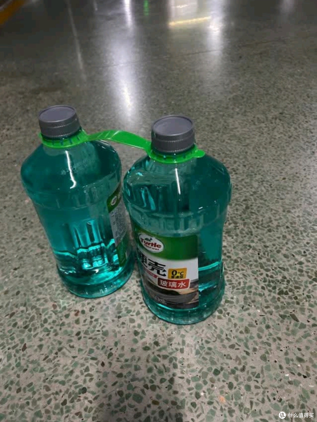 龟牌硬壳玻璃水:夏季驾车必备良品,强力去污守护每一寸视野!