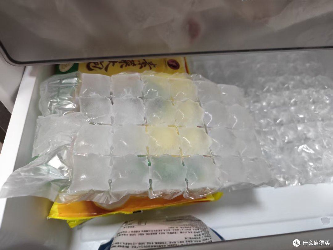 我的夏日救星:一次性冰格袋子的制冰自由